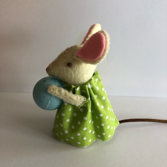 Fun hand-sewn felt Mouse holding a Blue Egg hand made spring - Picture 4 of 6